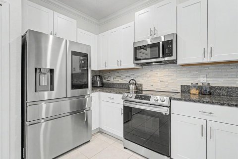 Townhouse in Zephyrhills, Florida 3 bedrooms, 151.8 sq.m. № 2373025 - photo 12