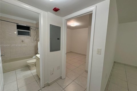 Снять в аренду квартиру в Майами, Флорида 2 спальни, 1707.17м2, № 1992717 - фото 22