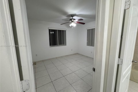 Снять в аренду квартиру в Майами, Флорида 2 спальни, 1707.17м2, № 1992717 - фото 25