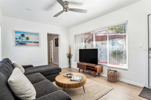 Commercial property in Treasure Island, Florida 7 bedrooms, 224.45 sq.m. № 2222443 - photo 18