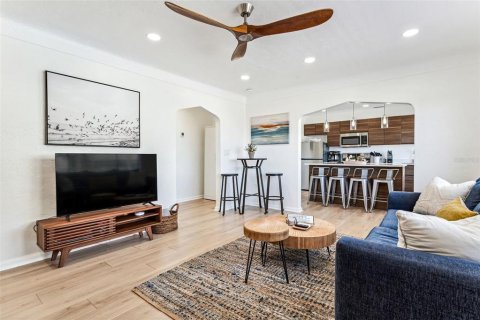 Commercial property in Treasure Island, Florida 7 bedrooms, 224.45 sq.m. № 2222443 - photo 16