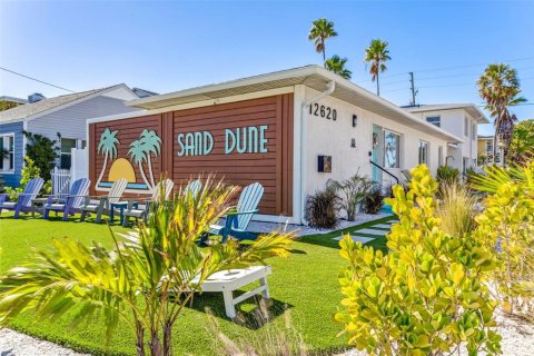 Propiedad comercial en Treasure Island, Florida 7 dormitorios, 224.45 m2 № 2222443