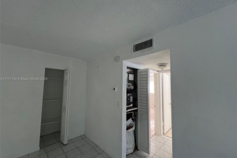 Condo in Pompano Beach, Florida, 2 bedrooms  № 1868294 - photo 8