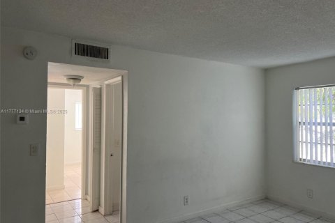 Condo in Pompano Beach, Florida, 2 bedrooms  № 1868294 - photo 7