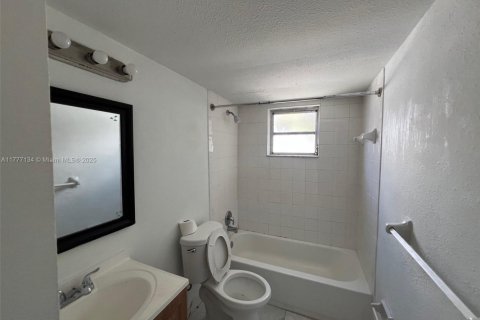 Condo in Pompano Beach, Florida, 2 bedrooms  № 1868294 - photo 9