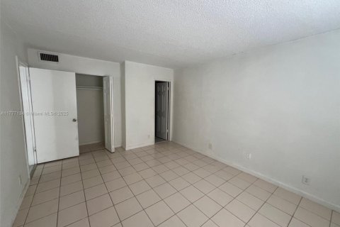 Condo in Pompano Beach, Florida, 2 bedrooms  № 1868294 - photo 11