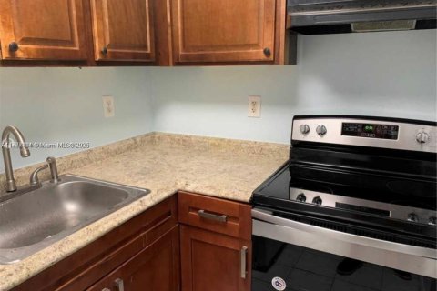 Condo in Pompano Beach, Florida, 2 bedrooms  № 1868294 - photo 3