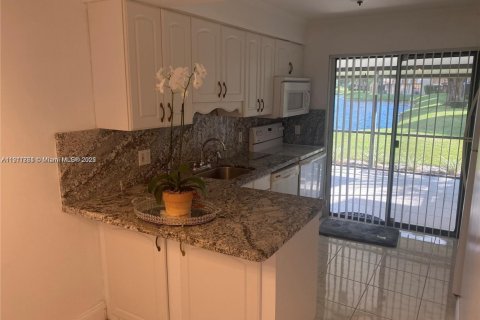 Снять в аренду кондоминиум в Плантация, Флорида 2 спальни, 89.56м2, № 1972431 - фото 3