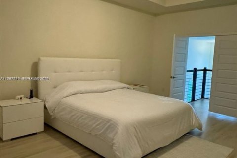 House in Doral, Florida 4 bedrooms, 258.73 sq.m. № 2052847 - photo 10