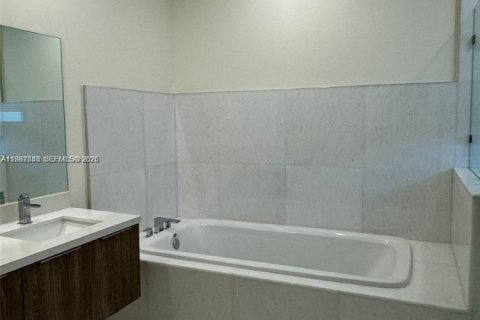 House in Doral, Florida 4 bedrooms, 258.73 sq.m. № 2052847 - photo 12