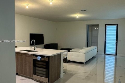 House in Doral, Florida 4 bedrooms, 258.73 sq.m. № 2052847 - photo 6