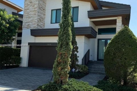 House in Doral, Florida 4 bedrooms, 258.73 sq.m. № 2052847