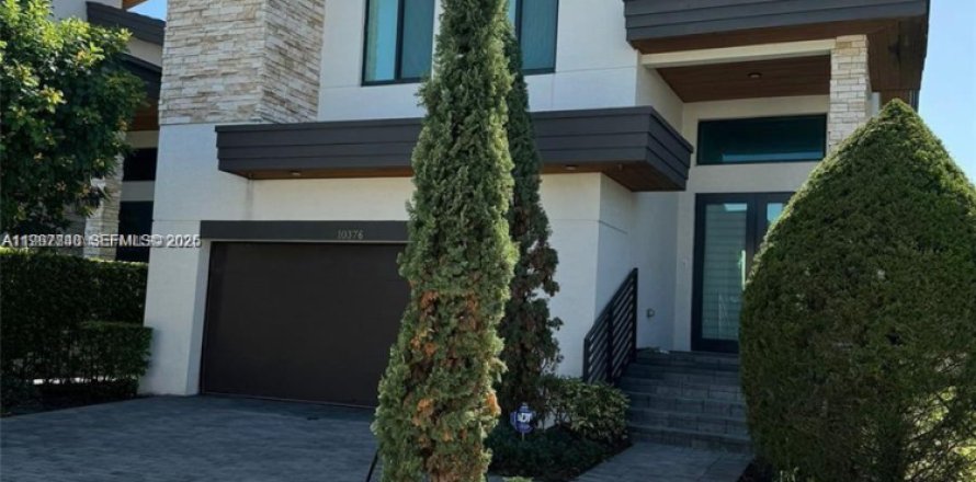 House in Doral, Florida 4 bedrooms, 258.73 sq.m. № 2052847