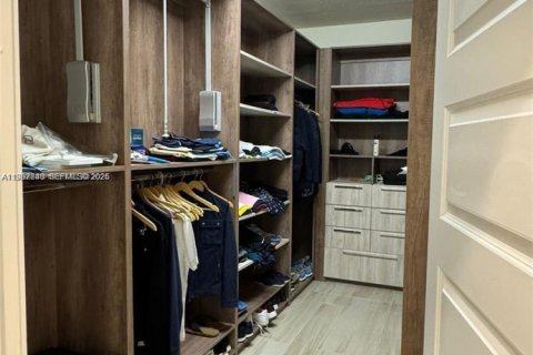 House in Doral, Florida 4 bedrooms, 258.73 sq.m. № 2052847 - photo 11