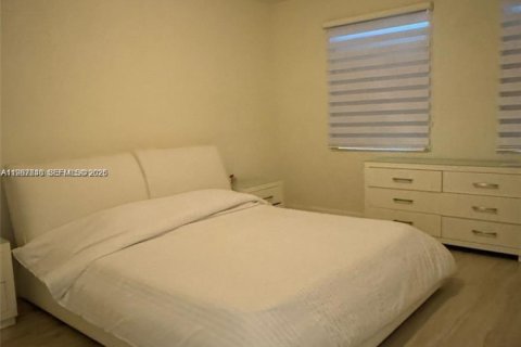 House in Doral, Florida 4 bedrooms, 258.73 sq.m. № 2052847 - photo 13