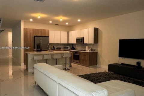 House in Doral, Florida 4 bedrooms, 258.73 sq.m. № 2052847 - photo 9