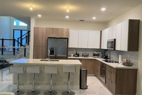 House in Doral, Florida 4 bedrooms, 258.73 sq.m. № 2052847 - photo 8