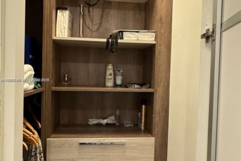 House in Doral, Florida 4 bedrooms, 258.73 sq.m. № 2052847 - photo 19