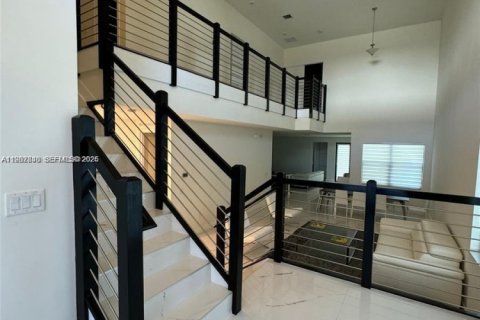 House in Doral, Florida 4 bedrooms, 258.73 sq.m. № 2052847 - photo 3