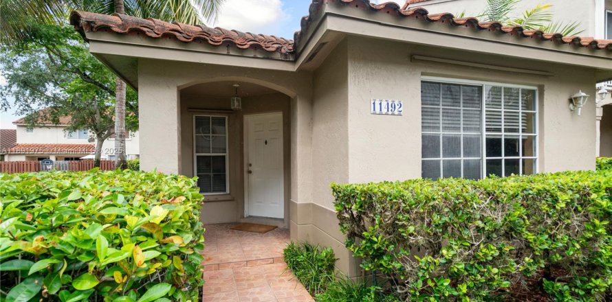Townhouse in Miami, Florida 3 bedrooms, 99.41 sq.m. № 1944004