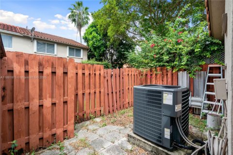 Townhouse in Miami, Florida 3 bedrooms, 99.41 sq.m. № 1944004 - photo 20