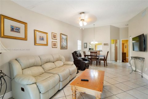 Townhouse in Miami, Florida 3 bedrooms, 99.41 sq.m. № 1944004 - photo 3