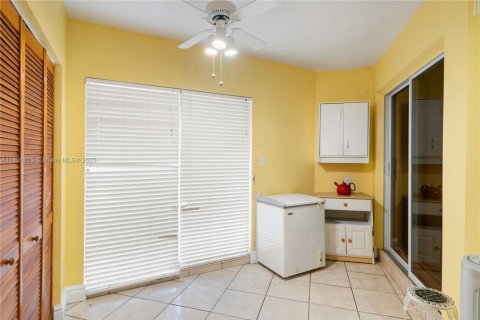 Townhouse in Miami, Florida 3 bedrooms, 99.41 sq.m. № 1944004 - photo 9