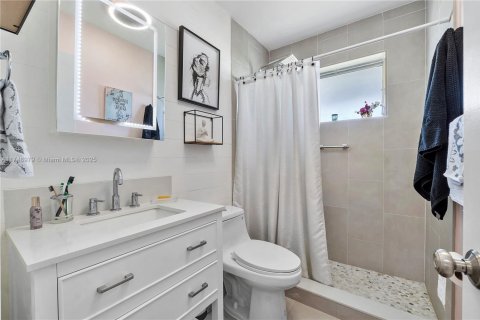 House in Hollywood, Florida 2 bedrooms, 102.01 sq.m. № 1729461 - photo 12