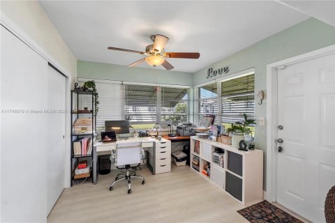 House in Hollywood, Florida 2 bedrooms, 102.01 sq.m. № 1729461 - photo 13