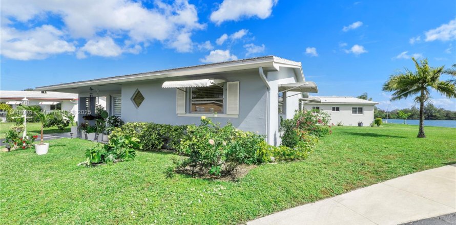 House in Hollywood, Florida 2 bedrooms, 102.01 sq.m. № 1729461
