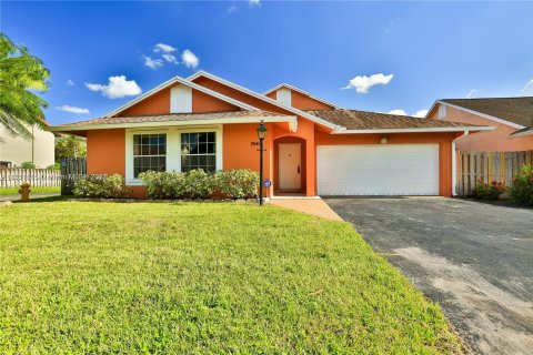 House in Hialeah, Florida 4 bedrooms, 147.53 sq.m. № 1867043 - photo 5