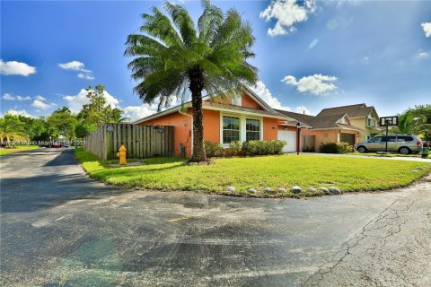 House in Hialeah, Florida 4 bedrooms, 147.53 sq.m. № 1867043 - photo 3