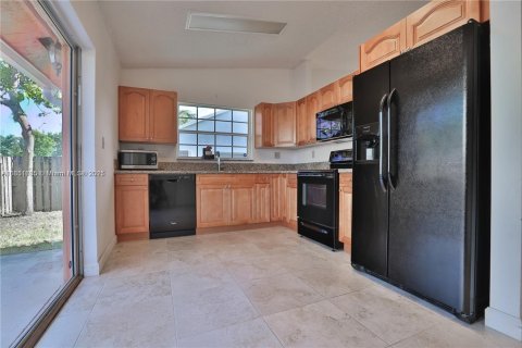 House in Hialeah, Florida 4 bedrooms, 147.53 sq.m. № 1867043 - photo 6
