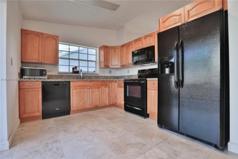 House in Hialeah, Florida 4 bedrooms, 147.53 sq.m. № 1867043 - photo 7