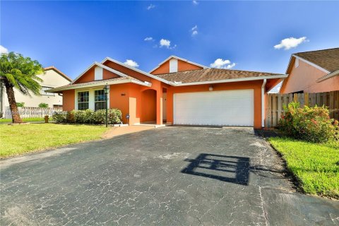 House in Hialeah, Florida 4 bedrooms, 147.53 sq.m. № 1867043 - photo 4