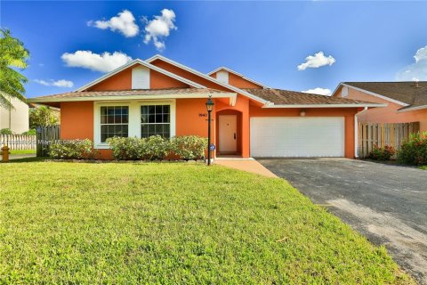 House in Hialeah, Florida 4 bedrooms, 147.53 sq.m. № 1867043 - photo 1