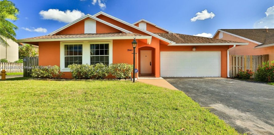 House in Hialeah, Florida 4 bedrooms, 147.53 sq.m. № 1867043