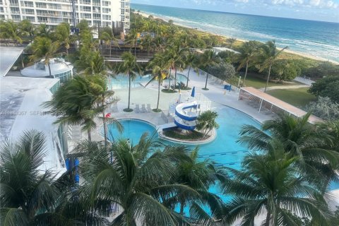 Copropriété à louer à Surfside, Floride: 2 chambres, 95.13 m2 № 2000487 - photo 2