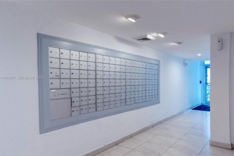 Copropriété à louer à Surfside, Floride: 2 chambres, 95.13 m2 № 2000487 - photo 23