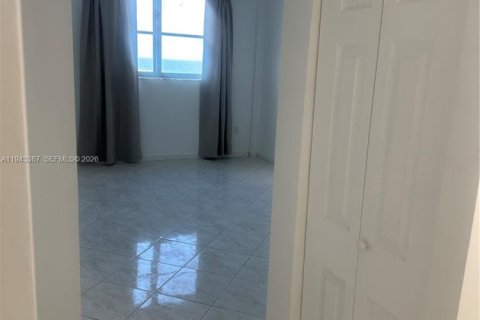 Copropriété à louer à Surfside, Floride: 2 chambres, 95.13 m2 № 2000487 - photo 10