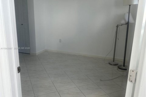 Copropriété à louer à Surfside, Floride: 2 chambres, 95.13 m2 № 2000487 - photo 16