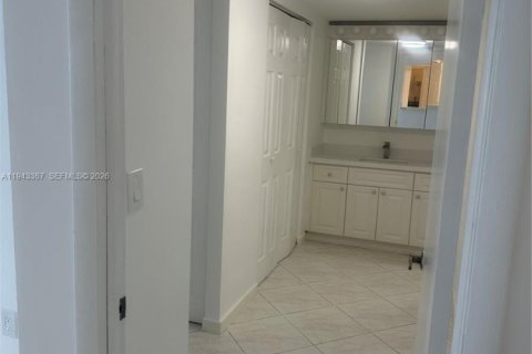 Copropriété à louer à Surfside, Floride: 2 chambres, 95.13 m2 № 2000487 - photo 13