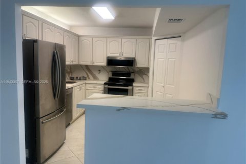 Copropriété à louer à Surfside, Floride: 2 chambres, 95.13 m2 № 2000487 - photo 5