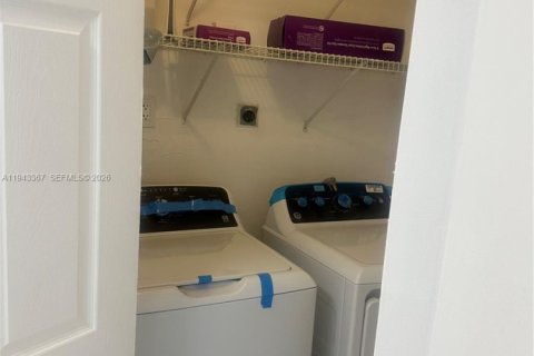 Copropriété à louer à Surfside, Floride: 2 chambres, 95.13 m2 № 2000487 - photo 6