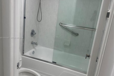 Copropriété à louer à Surfside, Floride: 2 chambres, 95.13 m2 № 2000487 - photo 14