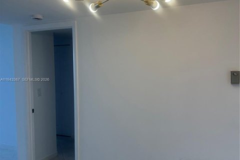 Copropriété à louer à Surfside, Floride: 2 chambres, 95.13 m2 № 2000487 - photo 9