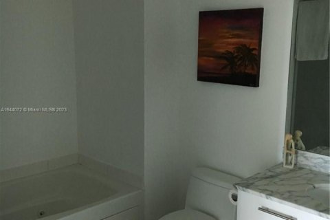 Condo in Miami, Florida, 1 bedroom  № 1867420 - photo 3