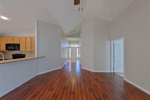 House in Land O' Lakes, Florida 3 bedrooms, 129.51 sq.m. № 1910125 - photo 2