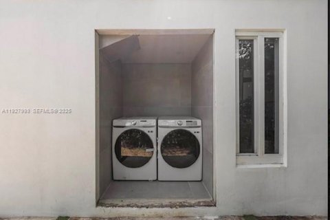 Propiedad comercial en alquiler en Miami, Florida № 1988249 - foto 13