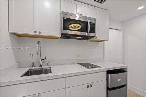 Propiedad comercial en alquiler en Miami, Florida № 1988249 - foto 2